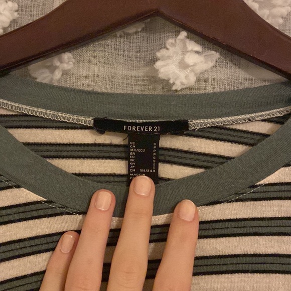 FOREVER 21 | woman’s t-shirt - Picture 3 of 4